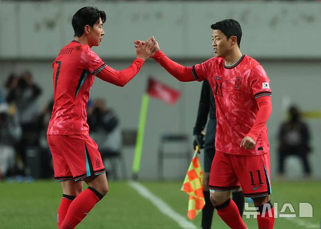 [서울=뉴시스] 황준선 기자 = 지난 18일 오후 서울 마포구 서울월드컵경기장에서 열린 축구 국가대표팀 평가전 대한민국과 가나의 경기, 후반 한국 손흥민이 황희찬과 교체되며 인사를 나누고 있다. 2025.11.18. hwang@newsis.com