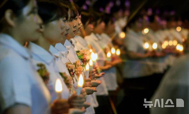 [대구=뉴시스] 이무열 기자 = 19일 대구 북구 대구보건대학교 인당아트홀에서 열린 ‘제27회 나이팅게일 선서식’에서 간호대학 학생들이 촛불을 들고 나이팅게일의 숭고한 희생정신을 본받아 전문 간호인으로서 최선을 다할 것을 다짐하고 있다. 2025.11.19. lmy@newsis.com