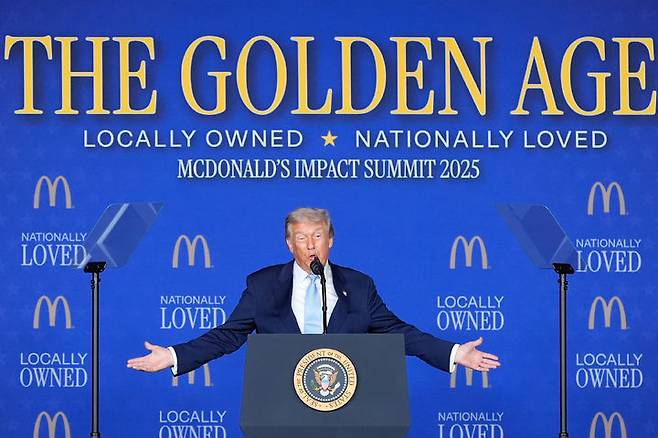 [워싱턴=AP/뉴시스] 도널드 트럼프 미국 대통령이 17일(현지 시간) 워싱턴에서 열린 '맥도날드 임팩트 서밋' 행사에서 연설하고 있다. 2025.11.19.