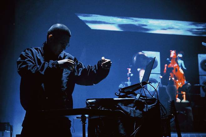 이더롬의 '기동식' 퍼포먼스. 움직임을 에너지의 촉매 매개체로 활용하며, 기를 추상적 개념에서 감각적 지시로 전환하는 작업. 운동기구의 신체적 조작과 공명을 통해 인간 비인간, 물질과 정신 사이의 경계를 탐구하는 작품. (사진=ACC 제공) *재판매 및 DB 금지