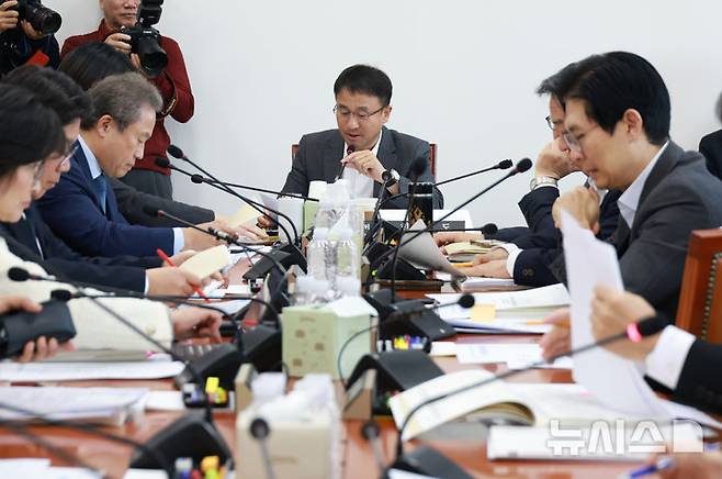 [서울=뉴시스] 고승민 기자 = 한병도 국회 예결위원장이 19일 서울 여의도 국회에서 열린 예산결산특별위원회 예산안등조정소위원회를 주재하고 있다. 2025.11.19. kkssmm99@newsis.com