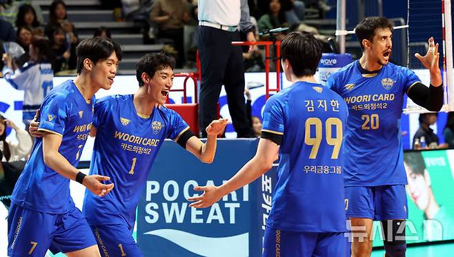 [서울=뉴시스] 박주성 기자 = 19일 서울 창충체육관에서 열린  2025~2026 진에어 V리그 남자부 우리카드와 삼성화재의 경기에서 우리카드 박진우가(1번) 블로킹에 성공 후 팀 동료들과 기쁨을 나누고 있다. 2025.11.19. park7691@newsis.com