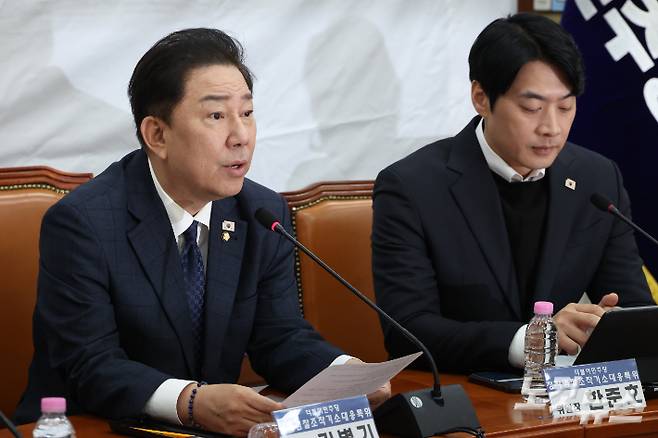 19일 서울 여의도 국회에서 열린 더불어민주당 정치검찰 조작기소대응 특별위원회 전체회의에서 김병기 원내대표가 발언을 하고 있다. 윤창원 기자