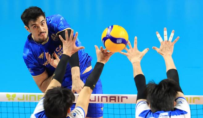 19일 서울 장충체육관에서 열린 프로배구 서울 우리카드와 대전 삼성화재의 경기에서 우리카드 아라우조가 스파이크하고 있다. 연합뉴스