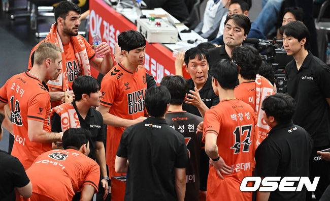 [OSEN=부산, 이석우 기자] 18일 부산 강서실내체육관에서 진에어 2025-2026 V리그 남자부 OK저축은행과 KB손해보험의 경기가 열렸다.부산 시대를 연 OK저축은행의 신영철 감독이 한국 최초 300승을 기록할지 기대된다.OK저축은행 신영철 감독이 작전 지시를 하고 있다. 2025.11.18 / foto0307@osen.co.kr