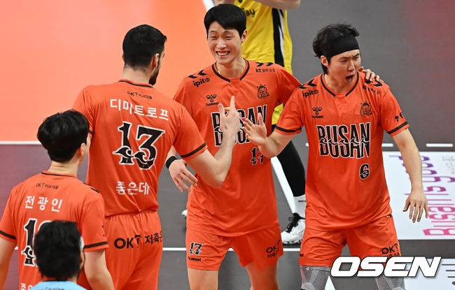 [OSEN=부산, 이석우 기자] 18일 부산 강서실내체육관에서 진에어 2025-2026 V리그 남자부 OK저축은행과 KB손해보험의 경기가 열렸다. 부산 시대를 연 OK저축은행의 신영철 감독이 한국 최초 300승을 기록할지 기대된다.OK저축은행 박창성, 이민규가 블로킹 득점을 올리고 환호하고 있다. 2025.11.18 / foto0307@osen.co.kr