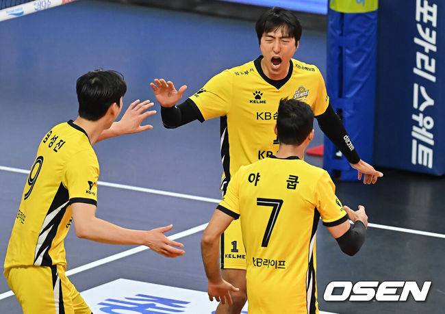 [OSEN=부산, 이석우 기자] 18일 부산 강서실내체육관에서 진에어 2025-2026 V리그 남자부 OK저축은행과 KB손해보험의 경기가 열렸다. 부산 시대를 연 OK저축은행의 신영철 감독이 한국 최초 300승을 기록할지 기대된다.KB손해보험 차영석이 득점에 성공하고 환호하고 있다. 2025.11.18 / foto0307@osen.co.kr