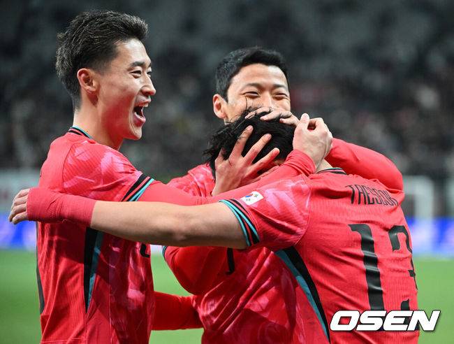 [OSEN=서울월드컵경기장, 이대선 기자] 홍명보 감독이 이끄는 대한민국 축구대표팀이 18일 오후 서울월드컵경기장에서 아프리카 강호 가나와 평가전을 가졌다.홍명보호의 2025년의 끝을 장식할 경기다. 내달 2026 국제축구연맹(FIFA) 북중미 월드컵 조 추첨을 앞두고 열리는 마지막 평가전이기도 하다. 현재 한국은 가나전 결과와 상관없이 사실상 월드컵 포트 2가 확정된 상태다. 아프리카 예선을 뚫고 북중미행에 성공한&nbsp;가나는 FIFA 랭킹 73위다.&nbsp;22위 한국보다는 51계단&nbsp;낮다. 하지만 통산 전적에서 4승 3패로 한국보다 우위다.&nbsp;후반 대한민국 이태석이 선제골을 성공시키고 동료들과 환호하고 있다. 2025.11.18 /sunday@osen.co.kr