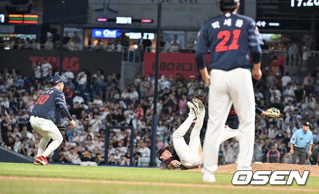 [OSEN=창원, 이석우 기자] 22일 창원NC파크에서 2025 신한 SOL 뱅크 KBO 리그 NC 다이노스와 롯데 자이언츠의 경기가 열렸다. 홈팀 NC는 신민혁이, 방문팀 롯데는 박세웅이 선발 출전했다. 롯데 자이언츠 박찬형이 3회말 2사 만루 NC 다이노스 데이비슨의 뜬공 타구를 잡지 못하고 2실점하고 있다. 2025.08.22 / foto0307@osen.co.kr