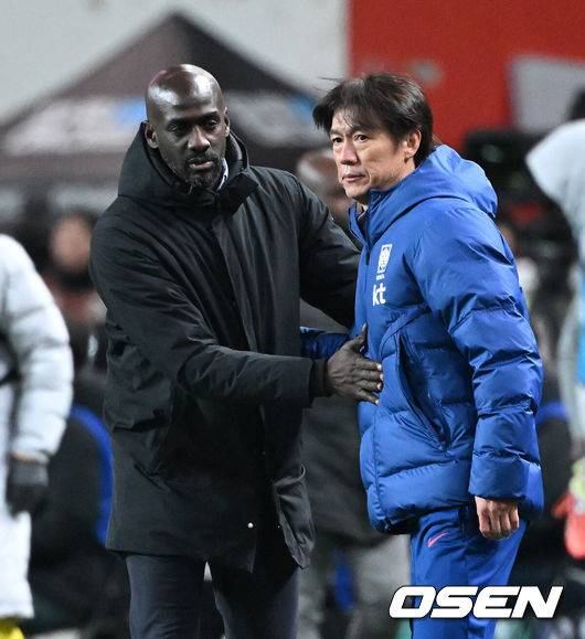 [OSEN=서울월드컵경기장, 이대선 기자] 홍명보호가 어려운 경기 끝에 2025년 마지막 A매치를 승리로 장식했다.홍명보 감독이 이끄는 한국 축구대표팀은 18일 오후 8시 서울월드컵경기장에서 열린 11월 A매치 두 번째 친선경기에서 