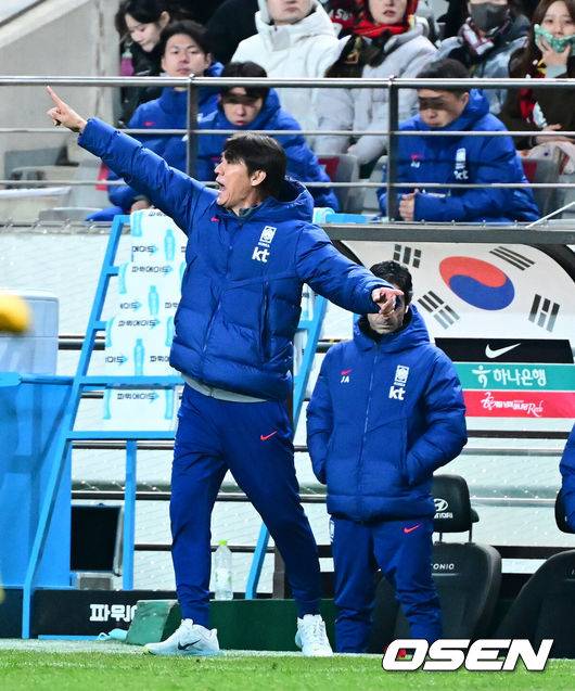 [OSEN=서울월드컵경기장, 지형준 기자] 홍명보 감독이 이끄는 한국 축구대표팀이 18일 오후 8시 서울월드컵경기장에서 열린&nbsp;11월 A매치 두 번째 친선경기에서&nbsp;'아프리카 강호' 가나를 상대로 1-0 승리했다.내달 2026 국제축구연맹(FIFA) 북중미 월드컵 조 추첨을 앞두고 열리는 마지막 평가전이었다.&nbsp;한국은 가나까지 잡아내면서 사상 최초로&nbsp;월드컵 포트 2를 확정하게 됐다. 이로써 대표팀은 홍명보 감독이 부임한 뒤 처음으로 A매치 2연전에서 나란히 승리를 거두게 됐다.후반 대한민국 홍명보 감독이 선수들을 독려하고 있다. 2025.11.18 /jpnews@osen.co.kr