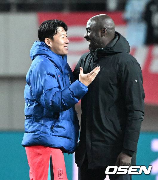 [OSEN=서울월드컵경기장, 이대선 기자] 홍명보호가 어려운 경기 끝에 2025년 마지막 A매치를 승리로 장식했다.홍명보 감독이 이끄는 한국 축구대표팀은 18일 오후 8시 서울월드컵경기장에서 열린&nbsp;11월 A매치 두 번째 친선경기에서&nbsp;'아프리카 강호' 가나를 상대로 1-0 승리했다.내달 2026 국제축구연맹(FIFA) 북중미 월드컵 조 추첨을 앞두고 열리는 마지막 평가전이었다.&nbsp;한국은 가나까지 잡아내면서 사상 최초로&nbsp;월드컵 포트 2를 확정하게 됐다.경기 종료 후 대한민국 손흥민이 가나 오토 아도 감독과 이야기를 나누고 있다. 2025.11.18 /sunday@osen.co.kr