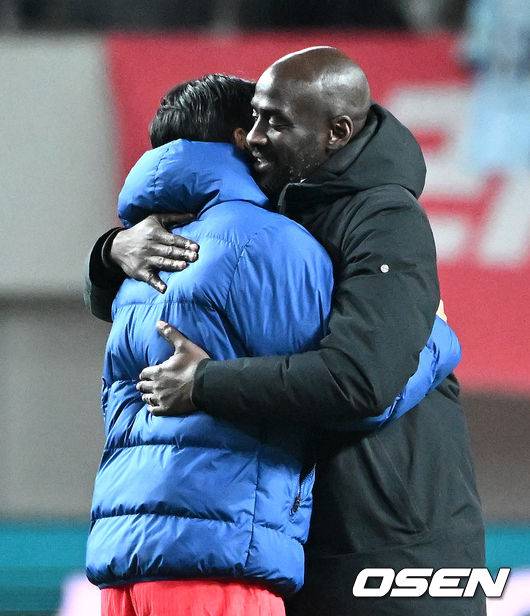 [OSEN=서울월드컵경기장, 이대선 기자] 홍명보호가 어려운 경기 끝에 2025년 마지막 A매치를 승리로 장식했다.홍명보 감독이 이끄는 한국 축구대표팀은 18일 오후 8시 서울월드컵경기장에서 열린&nbsp;11월 A매치 두 번째 친선경기에서&nbsp;'아프리카 강호' 가나를 상대로 1-0 승리했다.내달 2026 국제축구연맹(FIFA) 북중미 월드컵 조 추첨을 앞두고 열리는 마지막 평가전이었다.&nbsp;한국은 가나까지 잡아내면서 사상 최초로&nbsp;월드컵 포트 2를 확정하게 됐다.경기 종료 후 대한민국 손흥민이 가나 오토 아도 감독과 이야기를 나누고 있다. 2025.11.18 /sunday@osen.co.kr