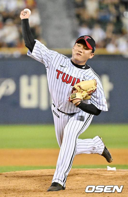 [OSEN=잠실, 민경훈 기자] 17일 오후 서울&nbsp;잠실야구장에서&nbsp;'2024 신한 SOL Bank KBO리그' LG 트윈스와 KIA 타이거즈의 경기가 열렸다.이날 LG는 손주영을, KIA는 라우어를 선발로 내세웠다.8회초 마운드에 오른 LG 김영준이 힘차게 공을 뿌리고 있다. 2024.08.17 / rumi@osen.co.kr