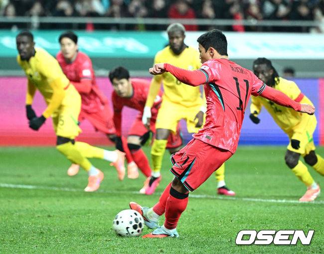 [OSEN=서울월드컵경기장, 이대선 기자] 홍명보호가 어려운 경기 끝에 2025년 마지막 A매치를 승리로 장식했다.홍명보 감독이 이끄는 한국 축구대표팀은 18일 오후 8시 서울월드컵경기장에서 열린&nbsp;11월 A매치 두 번째 친선경기에서&nbsp;'아프리카 강호' 가나를 상대로 1-0 승리했다.내달 2026 국제축구연맹(FIFA) 북중미 월드컵 조 추첨을 앞두고 열리는 마지막 평가전이었다.&nbsp;한국은 가나까지 잡아내면서 사상 최초로&nbsp;월드컵 포트 2를 확정하게 됐다.후반 대한민국 황희찬이 페널티킥을 실축하고 있다. 2025.11.18 /sunday@osen.co.kr