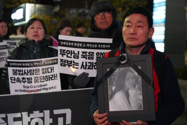 ▲11월 18일 오후 7시 서울 중구 서울출입국외국인청 세종로 출장소 앞에서 이주노동자차별철폐네트워크 '사람이 왔다' 주최로, '이재명 정부 강제단속 규탄 및 고 뚜안 3차 추모 집회'가 열렸다. ⓒ프레시안(손가영)