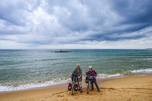 강원도 고성 대진항 바닷물에 뒷바퀴를 담그고 부부 국토 대각선 종단을 시작한다. 앞바퀴를 목포 갯벌에 담가야 하는데 그건 어려웠다. 목포까지는 갔으나 바퀴를 담글 만한 해변을 찾지 못했다.