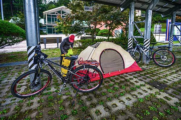 인제 라이딩센터의 주차장. 우리나라 최고 난이도 자전거 대회인 설악그란폰도의 출발지다.