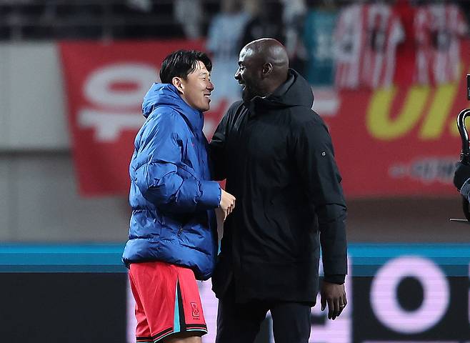 18일 서울 마포구 서울월드컵경기장에서 열린 ‘하나은행 초청 국가대표팀 친선경기’ 대한민국과 가나의 경기를 마친 손흥민이 오토 아도 가나 감독과 인사를 나누고 있다. 뉴스1