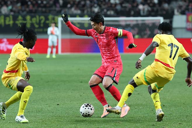 18일 서울 마포구 서울월드컵경기장에서 열린 남자축구 국가대표 A매치 평가전 대한민국과 가나의 경기에서 손흥민이 드리블을 하고 있다. 연합뉴스