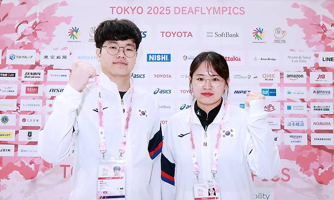 김우림(왼쪽)·김고운 남매가 2025 도쿄 데플림픽에서 선전을 다짐하며 파이팅을 외치고 있다. 도쿄=공동취재단