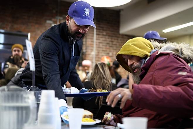 빈곤층 배식 봉사하는 맘다니 - 조란 맘다니 미국 뉴욕시장 당선인이 17일(현지시간) 뉴욕 브롱크스 자치구에 있는 푸드뱅크 시설을 찾아 빈곤층 배식 봉사활동을 하고 있다. 내년 1월 1일 취임하는 맘다니는 주거 위기에 대한 해법을 찾기 위해 도널드 트럼프 대통령과의 만남을 추진하고 있다고 뉴욕타임스(NYT)가 이날 보도했다. 브롱크스 AFP 연합뉴스