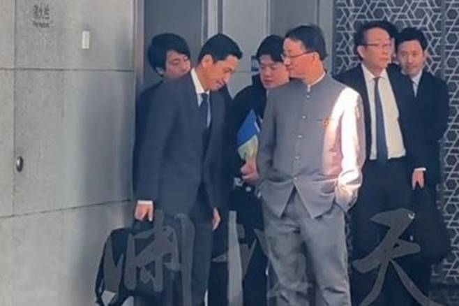 류진쑹(가운데) 중국 외교부 아시아 국장이 베이징을 방문한 가나이 마사아키(왼쪽) 일본 외무성 아시아대양주 국장과 회담을 마친 뒤 훈계하듯 두 손을 주머니에 넣은 채 내려다보며  대화하고 있다. 위위안탄톈 캡처