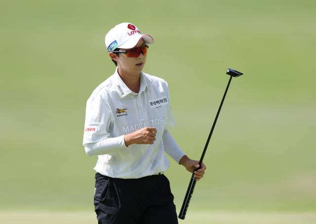 버디를 잡고 기뻐하고 있는 김효주. 사진 제공=대홍 기획