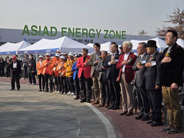 개회식에 참석한 내빈들이 국기에 대한 경례를 하고 있다. 인천시파크골프협회 제공