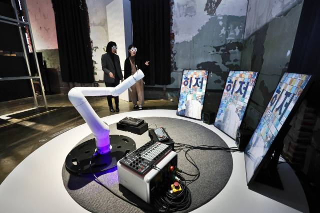 19일 관람객들이 국립한글박물관의 ‘글(자)감(각): 쓰기와 도구’ 전시에서 조영각 작가의 AI 글쓰기인 ‘기획향’을 관람하고 있다. 연합뉴스