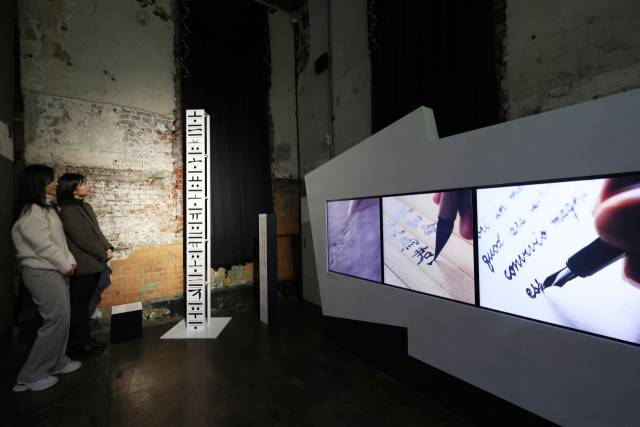 19일 관람객들이 국립한글박물관의 ‘글(자)감(각): 쓰기와 도구’ 전시를 관람하고 있다. 연합뉴스