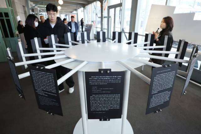 19일 관람객들이 국립한글박물관의 ‘글(자)감(각): 쓰기와 도구’ 전시에서 김초엽 작가의 ‘사각의 탈출’을 살펴보고 있다. 연합뉴스