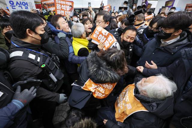 박경석 전국장애인차별철폐연대(전장연) 상임공동대표를 비롯한 전장연 관계자들이 2025년 1월 2일 오전 서울 종로구 3호선 안국역 승강장에서 열린 새해 첫 출근길 지하철 탑승 시위에서 서울교통공사 지하철 보안관들과 충돌을 빚고 있다. 사진은 해당 기사와 무관함. 뉴스1