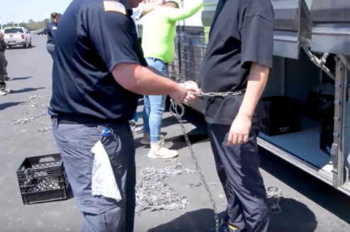 미국 이민 단속 당국이 조지아주 현대차그룹-LG에너지솔루션의 합작 배터리 공장 건설 현장에서 벌인 불법체류·고용 단속 현장 영상을 홈페이지에 공개했다. 사진= 미국 이민세관단속국 홈페이지