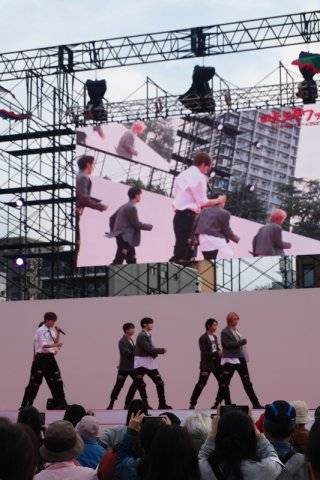 ‘왔소’ 축제에서 K-팝 그룹 ‘에이머스’가 공연을 하고 있다. 오사카=허문명 기자
