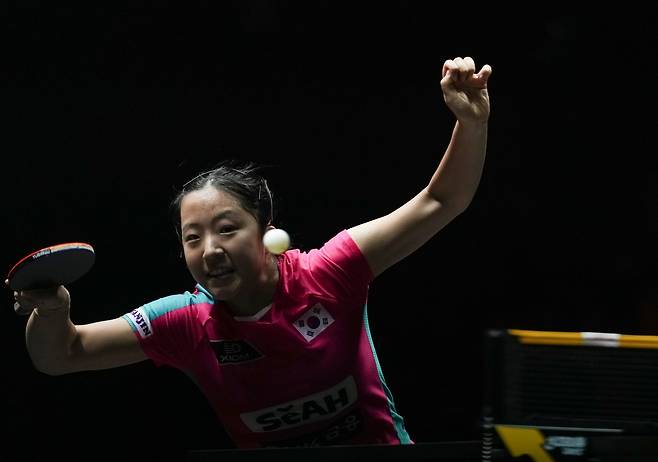 탁구국가대표팀은 이달 30일부터 중국 쓰촨성에서 열릴 혼합단체 월드컵에 출전한다. 좋은 성적을 내려면&nbsp;신유빈(뒤)과 시너지를 낼 수 있는 복식 파트너를 찾아야 한다. 신화뉴시스