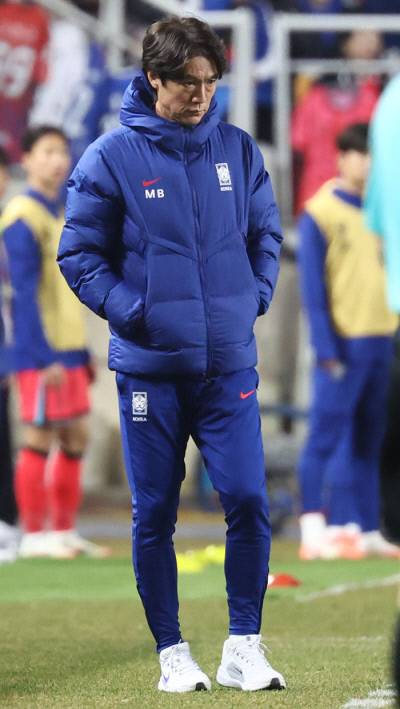 (수원=연합뉴스) 김인철 기자 = 25일 수원월드컵경기장에서 열린 2026 북중미 월드컵 아시아 3차 예선 B조 8차전 대한민국과 요르단의 경기. 홍명보 감독이 경기를 지켜보다 생각을 하고 있다.