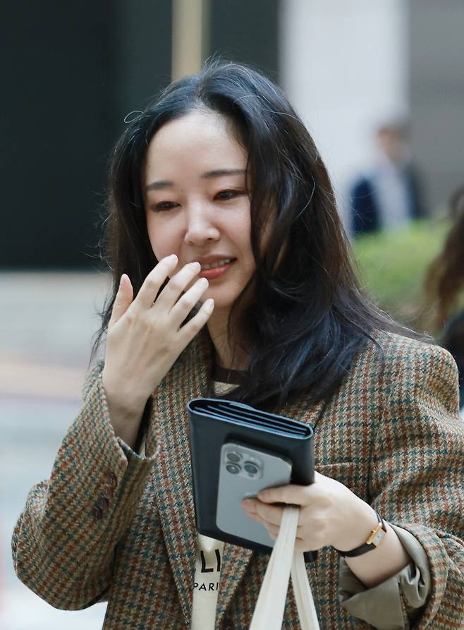 민희진 전 어도어 대표가 11일 서울 서초구 중앙지방법원에서 열린 하이브와의 주식 매매대금 청구 및 주주 간 계약 해지 확인 소송에 증인으로 출석하고 있다. 연합뉴스