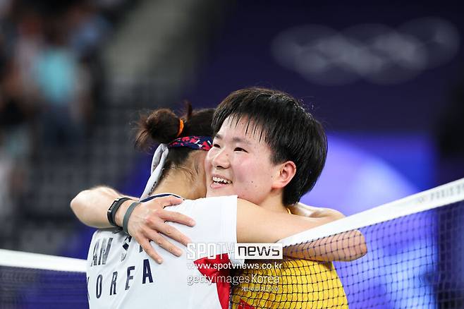 ▲ 2024년 8월 프랑스 파리 포르트 드 라샤펠에서 열린 파리 올림픽 배드민턴 여자 단식 결승전에서 안세영과 맞붙었던 중국의 허빙자오. 1년여 뒤 현역 은퇴를 결정했다.