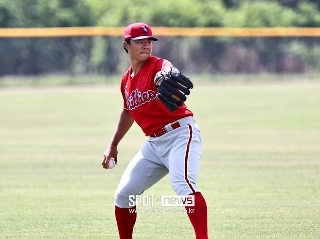 ▲ SSG 이지태 육성군 투수코치는 KBO리그 드래프트에서 지명을 받지 못했지만 독립리그를 거쳐 필라델피아 필리스와 마이너리그 계약을 맺은 독특한 이력을 지녔다. 이후 한국에서 프리랜서 코치로 일하면서 KBO리그 구단 취업을 준비했는데, SSG가 그에게 손을 내밀었다.&nbsp;