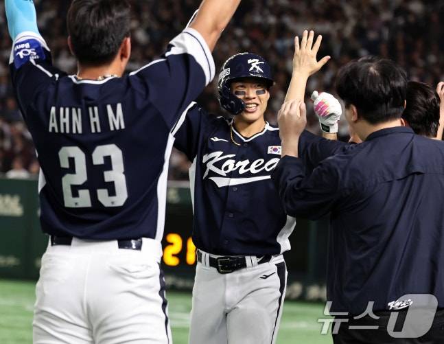 송성문(가운데)이 지난 15일 열린 일본과 원정 평가전 1차전서 4회초 무사 주자 없는 상황, 안현민에 이은 백투백 홈런을 때린 뒤 기쁨을 나누고 있다. /사진=뉴스1