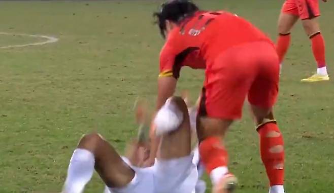 18일(한국시간) 중국 청두의 솽류스포츠센터에서 열린 판다컵 2025 우즈베키스탄전에서 쓰러져있던 상대의 가슴 부위를 강하게 밀쳐 레드카드를 받은 왕스친. /사진=즈보8 중계화면 캡처