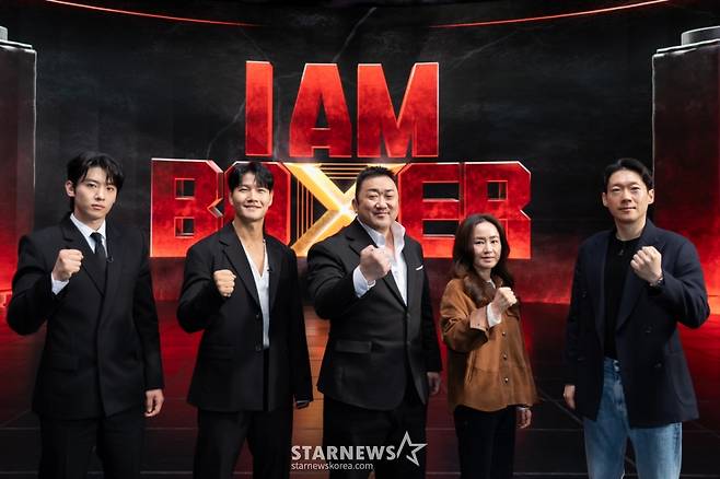 덱스, 김종국, 마동석, 강숙경 작가, 이원웅 PD가 19일 온라인으로 진행된 tvN 예능 'I AM BOXER'(아이 엠 복서) 제작발표회에 참석해 포즈를 취하고 있다.  세계적인 액션 스타이자 30년 경력 복싱 체육관 관장 마동석! K-복싱의 부활을 위해 마동석이 직접 설계한 초대형 블록버스터 복싱 서바이벌 'I AM BOXER'는 오는 21일 첫 방송된다. /사진제공=CJENM 2025.11.19 /사진=이동훈 photoguy@
