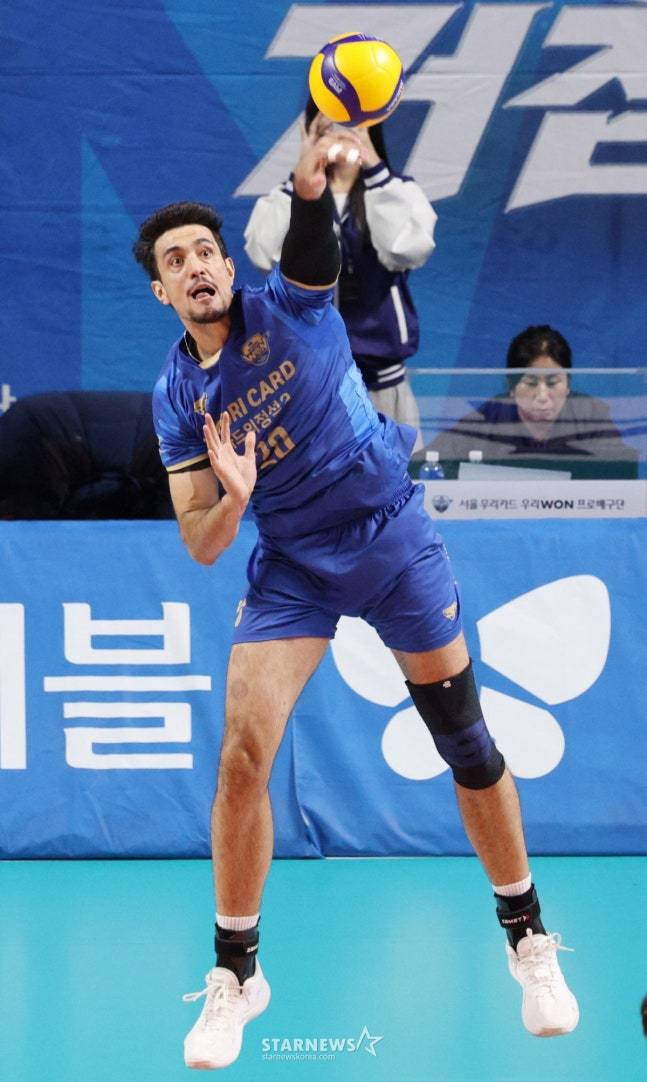 우리카드 아라우조가 19일 삼성화재전에서 스파이크 서브를 날리고 있다. /사진=김진경 대기자