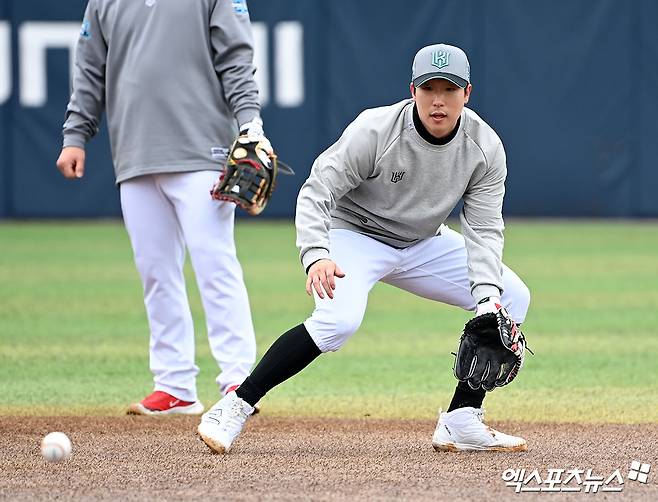 2일 오전 부산 기장 현대차 드림 볼파크에서 진행된 KT 위즈 스프링캠프, KT 이호연이 수비훈련에 임하고 있다. 엑스포츠뉴스 DB