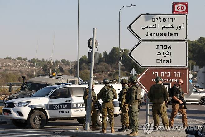 칼부림 테러 현장 (구시에치온 EPA=연합뉴스) 18일(현지시간) 오후 칼부림 테러가 발생한 요르단강 서안의 유대인 정착촌 구시에치온 부근 교차로. 2025.11.18 photo@yna.co.kr