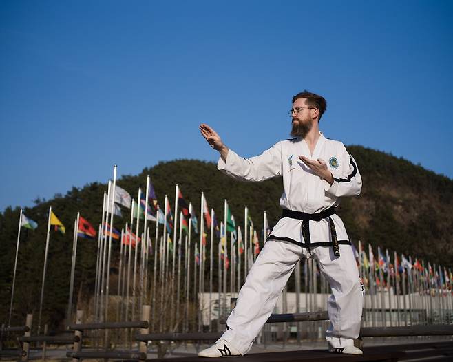 태권도 자세 취하는 남아공 출신 루이스 교수 [루이스 제공. 재판매 및 DB 금지]