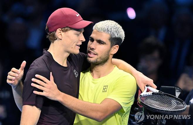 ATP 파이널스 결승 후 인사하는 신네르(왼쪽)와 알카라스 [EPA=연합뉴스]