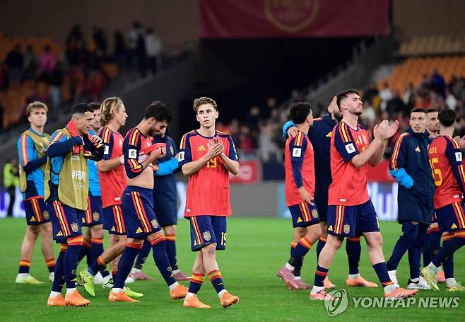 월드컵 본선 진출을 자축하는 스페인 선수들 [AFP=연합뉴스]