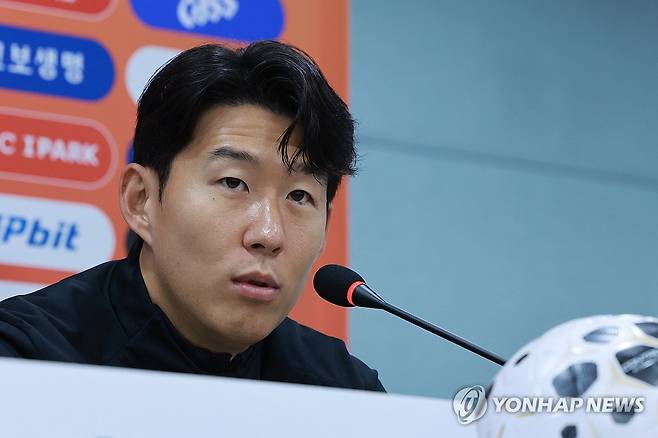 기자회견하는 손흥민 (서울=연합뉴스) 신현우 기자 = 가나와의 평가전을 하루 앞둔 한국 축구대표팀 주장 손흥민이 17일 서울 마포구 서울월드컵경기장에서 열린 공식 기자회견에 참석해 질문에 답하고 있다. 2025.11.17 nowwego@yna.co.kr